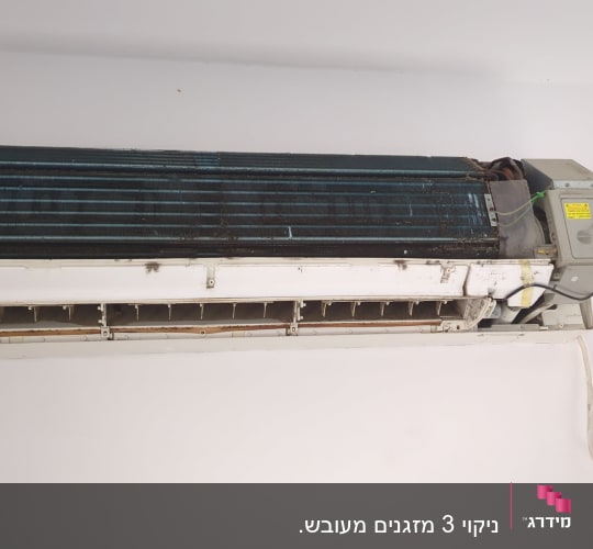 יחידת מיזוג אוויר מותקנת על קיר לבן